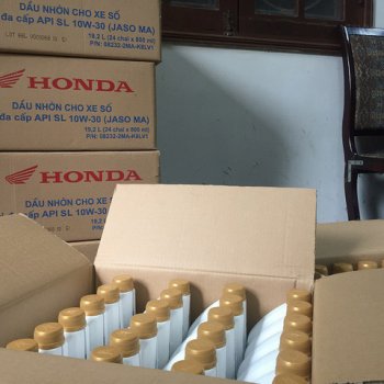 Thu giữ hàng trăm chai dầu nhớt giả mạo nhãn hiệu Honda